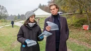Die Ermittler sichern Beweismaterial am Tatort: Stephanie Stumph als Annabell Lorenz, Thomas Heinze als Caspar Bergmann
