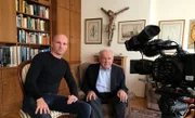 Pressefoto von dem oberösterreichischen Alt-Landeshauptmann und Zeitzeugen Josef Ratzenböck mit Regisseur Christian Hager.