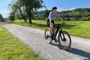 Moderatorin Kathrin Hönegger auf einem E-Bike