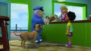 Gwendolyn reicht ihrem Vater Gareth ein Pausenbrot für den Ausflug.