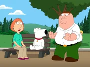 Verzweifelt auf der Suche nach Chris und Stewie, die sich im Wald verlaufen haben: Lois (l.), Brian (M.) und Peter (r.)