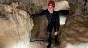 Judith Rakers erkundigt die Cova des Coloms, die zu den wenigen Meereshöhlen gehört, in die man auf Mallorca hineinschwimmen kann. Sie liegt an der Küste von Cala Romantica.