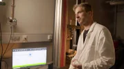 In einem Experiment untersucht Andreas Horbach die Beißkraft von Tieren.