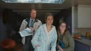Floor (Bobbi Mulder) und ihre Eltern (Elisa Beuger, Ferdi Stofmeel) starren Kees im Whirlpool an, während Irma (Elisa Beuger) darauf wartet, dass sie an der Reihe ist.