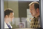 Während April und Jackson eine schwierige Entscheidung hinsichtlich ihres ungeborenen Babys fällen müssen, kümmert sich Alex (Justin Chambers, l.) um Howard Bonaman (Rob Nagle, r.), der sich große Sorgen um seine Frau macht, die er versehentlich angeschossen hat ...