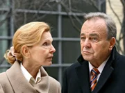 Professor Simoni (Dieter Bellmann) lässt sich von seiner Tochter um den Finger wickeln, doch Ingrid (Jutta Kammann) traut Rebecca nicht.