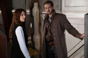 Gideon (Amy Louise Pemberton, l.); Rip Hunter (Arthur Darvill, r.)