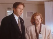 Mulder (David Duchovny, l.) und Scully (Gillian Anderson, r.) stellen fest, dass ein ehemaliges Entführungsopfer wenig Bereitschaft zeigt, ihnen bei einem Fall zu helfen.
