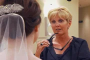 Lori Allen (r.) hilft ihren Kundinnen bei der Auswahl des perfekten Hochzeitskleides ...