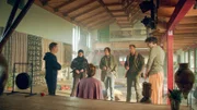 Was genau hat sich hier am letzten Abend abgespielt? Das Ermittlungsteam befragt die Meditationsteilnehmer Dr. Kai Bast (Rainer Frank, l.), Inga Buchner (Rebecca Rudolph, 3.v.l.) und Timo Wünsche (Pepe Harder, r.).