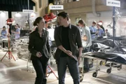 Dr. Brennan (Emily Deschanel, l.); Booth (David Boreanaz, r.)