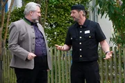 Der Chef des Opfers, Quirin Lachner (Gerhard Greiner, r.), beteuert gegenüber Kommissar Stadler (Dieter Fischer, l.) seine Unschuld.