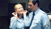 Annika (Sylwia von Wildburg) freut sich über die Ohrringe, mit denen Hendrik (Ulrich Drewes) eigentlich seine Schulden bezahlen wollte...