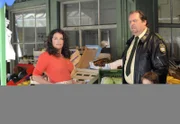 Xavers (Andreas Giebel, 2. von rechts) Schwester Irmi ist verreist. Elfi (Christine Neubauer, links) soll auf seinen Neffen Maxi (Jonas Wittmann) aufpassen.