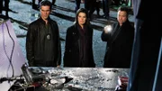 Mehrere Insassen eines Sattelschleppers sterben, als dieser in den Hudson River stürzt. V.l.: Det. Don Flack (Eddie Cahill), Det. Jo Danville (Sela Ward) und Det. Mac Taylor (Gary Sinise) stellen fest, dass der Laderaum offensichtlich für eine ausgelassene Party genutzt wurde.