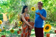 Da Mehri (Sogol Faghani, l.) länger nicht in Bärstadt sein kann, vertraut sie Fritz (Guido Hammesfahr, r.) ihre einzigartige Sonnenblume an. Sie ist überzeugt: Bei Fritz ist Sonnenblume "Golsan" in guten Händen.
