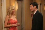 Um Robin eifersüchtig zu machen, bittet Ted (Josh Radnor) die heiße Mary (Erinn Bartlett), dass sie ihn zu einer Veranstaltung begleitet.