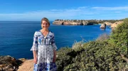 Moderatorin Judith Rakers ist unterwegs an Mallorcas Küste. Mallorca, die Traum-Urlaubsinsel mit einzigartiger Mischung aus Natur, Kultur, Gastronomie und Unterhaltung. Doch die Insel stößt seit Jahren an ihre Grenzen, sie will und muss sich verändern, um ihre Schönheit für Einheimische und Touristen zu bewahren.