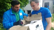 Trödelexperte Sükrü Pehlivan und ein Helfer überprüfen einen Karton mit Annas Sachen