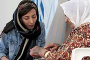 Manel Mahdouani ist Tätowiererin in Tunis. Sie ist auf der Suche nach den traditionellen Berbermotiven, welche die alten Frauen Tunesiens auf ihren Gesichtern und Händen tragen.