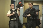 Charles Boyle (Joe Lo Truglio, l.); Jake Peralta (Andy Samberg, r.)