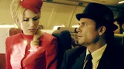 Stephanie Ritter (Beth Riesgraf) ist Stewardess auf dem Flug und hat als einzige an Bord Kontakt zu dem Flugzeugentführer D.B. Cooper (Matt Nolan).