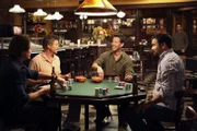 Tom (Doug Savant, 2.v.l.) hat Mike (James Denton, M.), Carlos (Ricardo Antonio Chavira, 2.v.r.), Ian (Dougray Scott, r.) und Orson (Kyle MacLachlan, l.) zu einem Pokerabend eingeladen ...