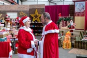 Schöne Bescherung! Maria Eiler (Hildegard Schroedter) und Ruprecht Kranz (Pierre Shrady) stehen beide unter Tatverdacht, den Chef der Stuttgarter Weihnachtsmannzentrale ermordet zu haben. Stecken sie unter einer Decke oder was hat dieser innige Moment zwischen den beiden zu bedeuten?