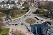 Der Lindenplatz ist ein zentraler Verkehrsknotenpunkt in Lübeck.