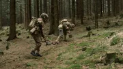 Szenische Rekonstruktion der Suche einer US-Sondereinheit auf tschechoslowakischen Gebiet nach Kriegsende.