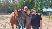v.l.: Pferd Dakota, Peer Classen, Jenny Wild, Besitzerin Birgit