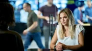 Vicky (Pia Stutzenstein) und Semir verhören Maria. Die glaubt nicht, das Ramin ein böser Mensch ist.