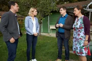 Die Kommissare Aubinger (Thomas Birnstiel, l.) und Winter (Vanessa Eckart, 2.v.l.) befragen das Hausmeisterehepaar Hartmut (Georg Veitl, 2.v.r.) und Annegret Nerlinger (Eva Wittenzellner, r.), die den Toten in der Eishalle gefunden haben.