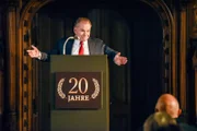 Auf der 20-Jahr Feier hält Wöller (Fritz Wepper) eine Rede.
