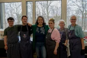 Teamfoto in der Küche: Mitstreiter der Plattform "Foodsharing" mit Günes Seyfarth (Mitte).