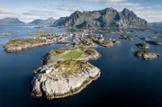 Der auf Felsen gebaute Fußballplatz in Henningsvær