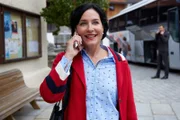 Durch die aktuellen Ermittlungen verzögert sich Miriam Stockls (Marisa Burger) Abfahrt in den Urlaub, daher nutzt sie die Zeit für dienstliche Telefonate.