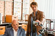 Stefan (Hendrik Duryn, r.) muss bei Direktor Rose (Ulrich Gebauer) zum Rapport antreten, weil Pias Eltern Fotos auf Pias Handy gefunden haben, auf denen Dennis das Mädchen scheinbar zu einer gefährlichen Mutprobe verleitet hat.