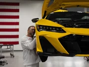 Ein Handwerker arbeitet am Honda NSX der Generation 2 im Werk Marysville, Ohio.