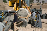 Ägypten - Restaurierung einer Statue des Ramses im Luxor-Tempel. (Windfall Films)