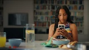 Milli (Marie Ngando Schröter) fühlt sich allein und ruft ihre ältere Schwester an, die vor kurzem zum Studium ausgezogen ist.