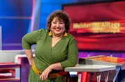 Bereit zum Mitraten? Comedienne Meltem Kaptan will "Meister des Alltags" werden und nähert sich den kniffeligen Fragen aus dem prallen Leben mit Logik, Allgemeinwissen, ihrem persönlichen Erfahrungsschatz und viel Humor.