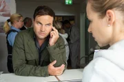 Christian Schubert (Simon Eckert) erkundigt sich bei Arzthelferin Mila Wollner (Christin Heim) nach einer Patientin, mit der die getötete Ärztin möglicherweise einen Streit hatte.