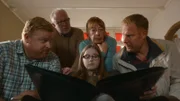 Steef (Erik Plageman), Adrie (Pieter Bouwman), Wil (Annelies van der Bie), Jan (Ferdi Stofmeel) und Floor (Bobbi Mulder) schauen in einem alten Fotoalbum nach, wer die Lego-Burg als Geschenk bekommen hat, als sie jung waren.