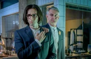 Das SOKO-Team taucht ein in die Welt einer alternativen Glaubensgemeinschaft, der auch Johannes Hansen (Nikolaas von Schrader, l.) und Heribert Fian (Robert Lohr, r.) angehören.