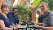 Guten Appetit! Tarik Rose  bei den Gülzer Geißen-Bauern Uli und Rudi samt Australischer Praktikantin.