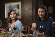 Die beiden einzigen Frauen des Reagan-Clans, haben die Hosen an: Nicky (Sami Gayle, l.) und ihre Mutter Erin (Bridget Moynahan, r.) ...
