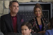 Douglas Fogerty (Brad Garrett, l.); Poppy Banks (Kimrie Lewis, r.)