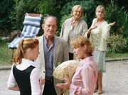 Maria (Ruth Maria Kubitschek) und Julie (Gila von Weitershausen, oben rechts) schauen amüsiert zu, wie Dana (Gaby Dohm, 2.v.re.) ihrem Herzensmann Christian (Michael Mendl) vorspielt, sie wäre die Haushälterin von Veronika (Henny Reents) - die in Wahrheit die Haushälterin ist.