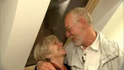 Christel und Peter freuen sich über ihr neues Schlafzimmer...